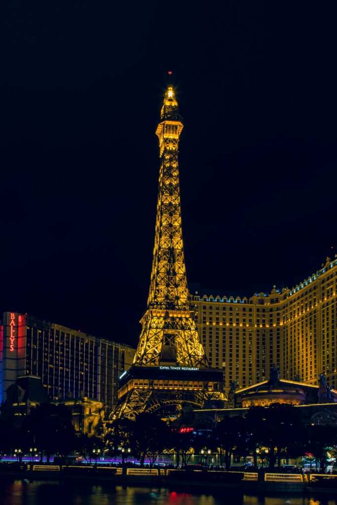 During your 3 Days in Paris you can take amazing pictures around Eiffel Tower at night