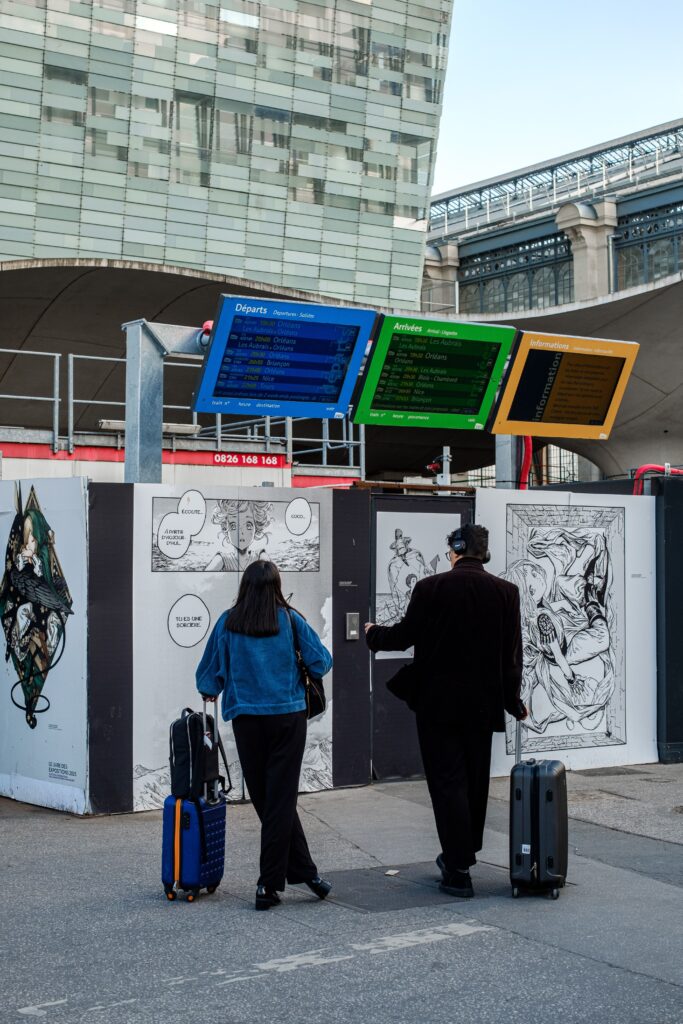 Storing luggage safely near a Paris train station before departure